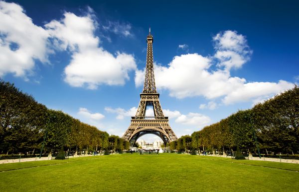 عکس زیبا از برج ایفل در پاریس با رنگ های زیبا و زاویه دید مرکزی