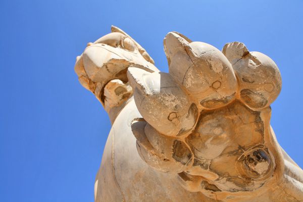 مجسمه گریفین در یکی از شهرهای باستانی تخت جمشید ایران