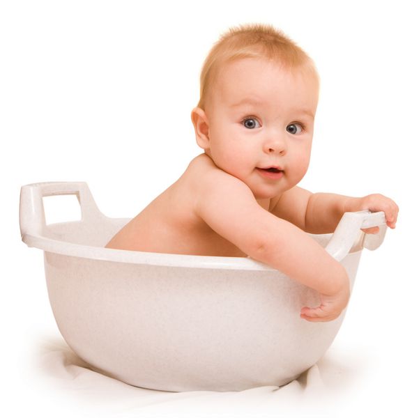 نوزاد ناز در حال حمام کردن در وان سفید