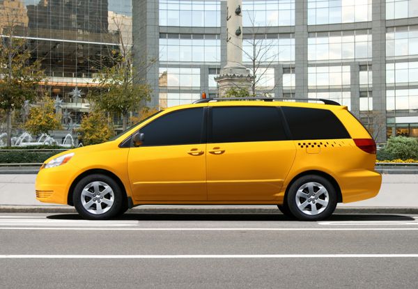 ماشین تاکسی زرد در شهر