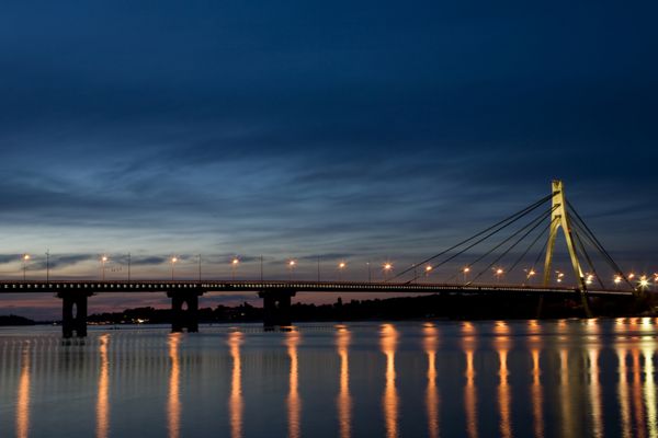 پل روی رودخانه در شب
