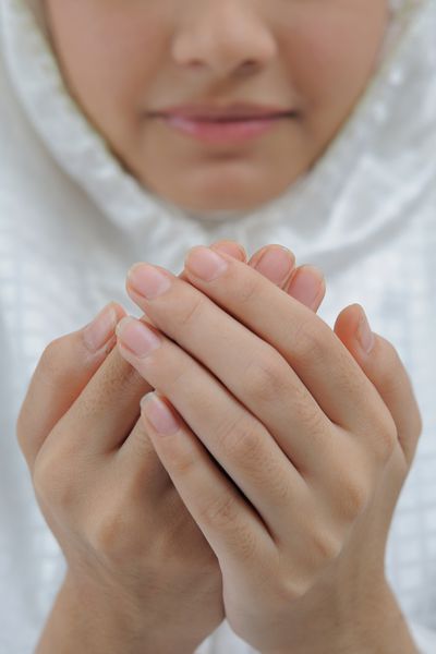 زن جوان در حال دعا