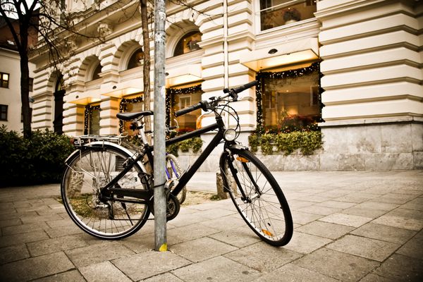 دوچرخه در مرکز شهر قدیمی اروپا