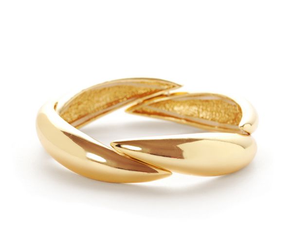 انگشتر یا دستبند طلایی جدا شده در زمینه سفید