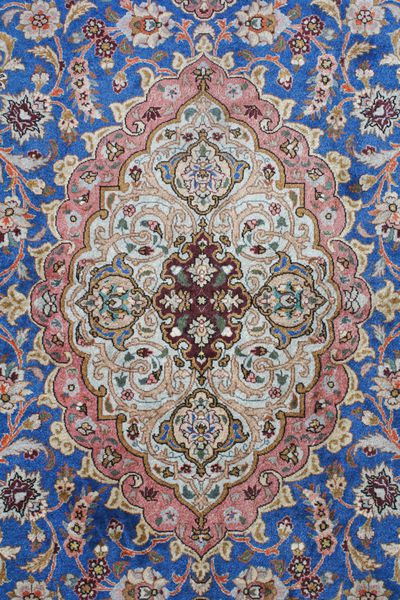 جزئیات ظریف پس زمینه فرش کلاسیک ایرانی