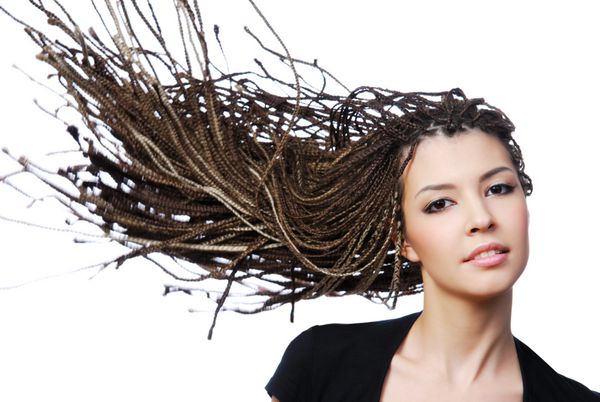 پرتره جذاب زن با موهای زیبای بافته شده در باد