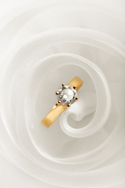 حلقه ازدواج الماس در چین های لباس عروس