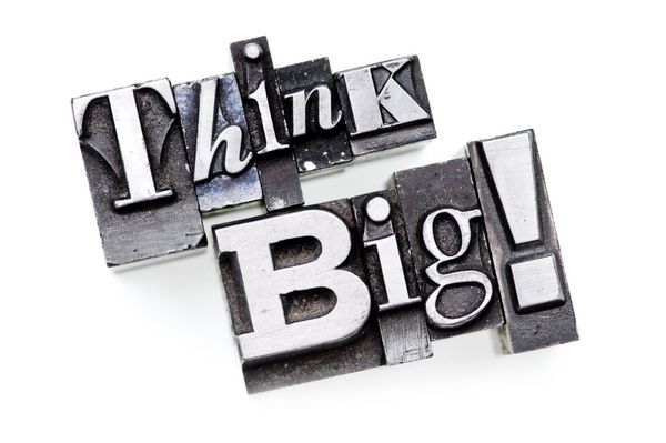 عبارت Think Big در تایپ لترپرس روی سفید فرآیند متقاطع خفیف