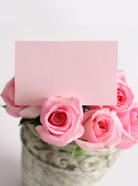 گل رز و کارت تبریک در گلدان گل قدیمی