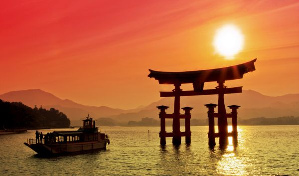 نمای غروب خورشید از دروازه توری میاجیما ژاپن
