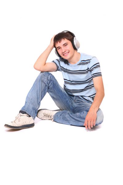 مرد در حال گوش دادن به موسیقی در پس زمینه سفید است
