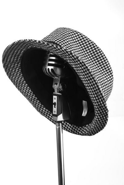 کلاه قدیمی روی میکروفون فلزی