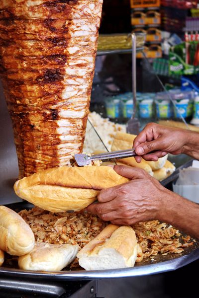 با دست پر کردن نان کامل با کباب