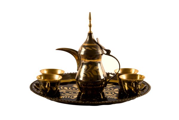 ست قهوه سنتی عربی در زمینه سفید