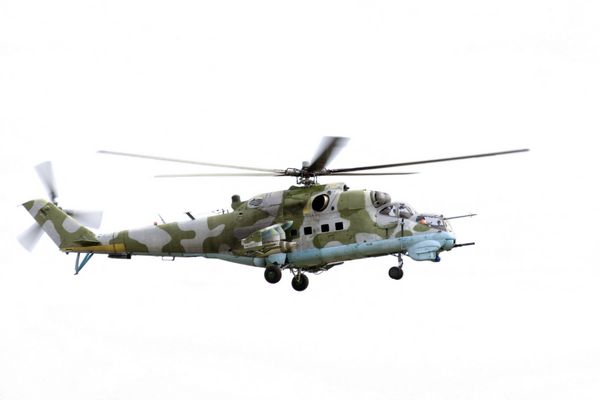 هلیکوپتر تهاجمی Mi 24 D در زمینه سفید جدا شده