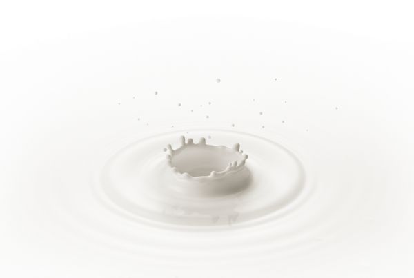 شیر مایع سفید یا رنگ با اسپل
