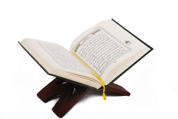 کتاب مقدس اسلامی قرآن باز و منزوی شد