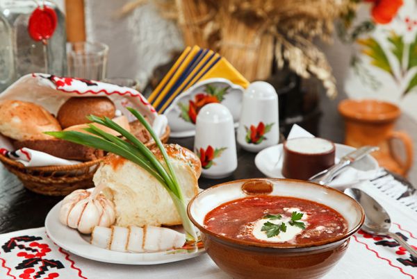 گاوزبان اوکراینی سوپ چغندر قرمز با پامپوشکی گوشت خوک و سیر