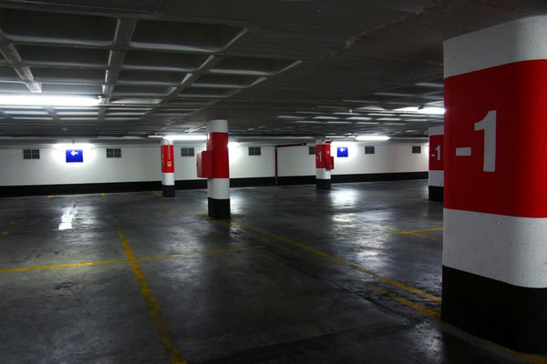 پارکینگ زیرزمینی خالی با ستون های بتونی بزرگ