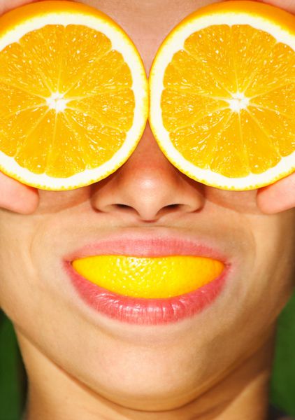 مفهوم خنده دار پرتقال و سلامتی - شما فقط نمی توانید پرتقال های زیادی داشته باشید عکس خنده دار زن با رنگ نارنجی