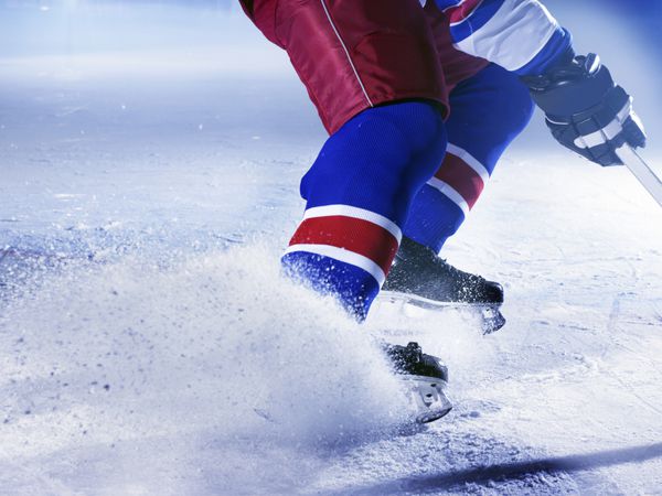 بازیکن هاکی روی یخ در حال توقف روی یخ از نزدیک