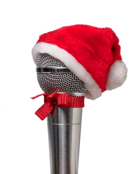 میکروفون در کلاه بابا نوئل جدا شده در پس زمینه سفید