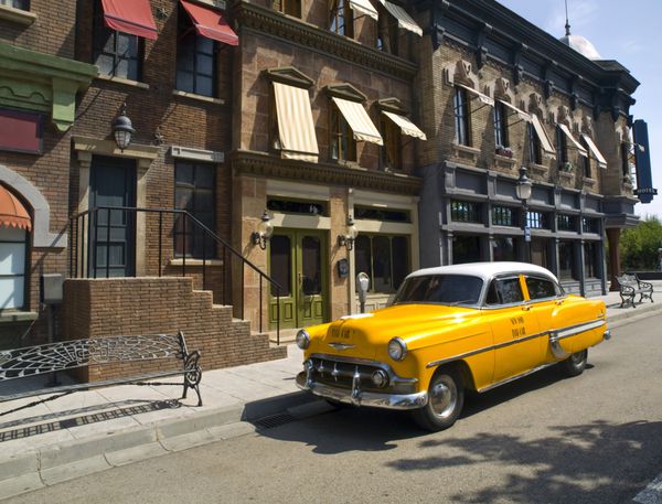 تاکسی زرد معمولی دهه 50 60 در یک شهر قدیمی آمریکا