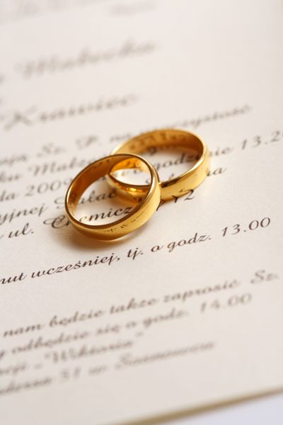 دعوتنامه عروسی و دو حلقه طلا