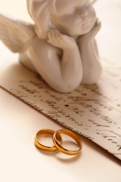 حلقه ازدواج و دعوتنامه عروسی