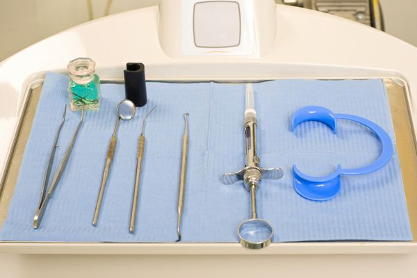 مجموعه ابزار دندانپزشکی در جراحی دندانپزشکی