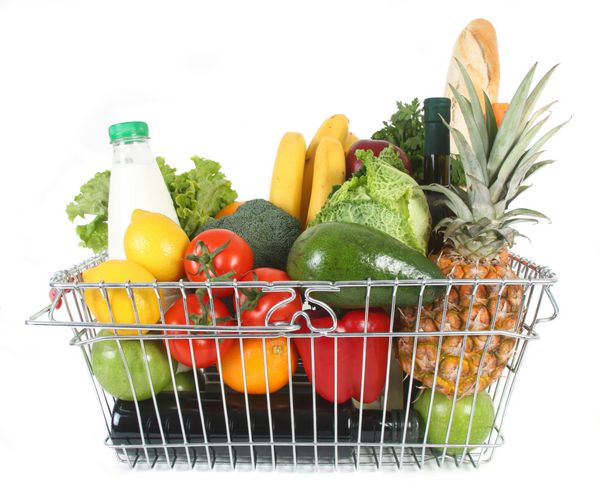 سبد خرید پر از میوه و سبزیجات تازه