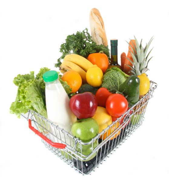 سبد خرید پر از میوه و سبزیجات تازه