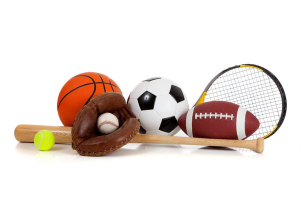 تجهیزات ورزشی متنوع از جمله بسکتبال توپ فوتبال توپ تنیس بیس بال چوب راکت تنیس فوتبال و دستکش بیسبال در زمینه سفید