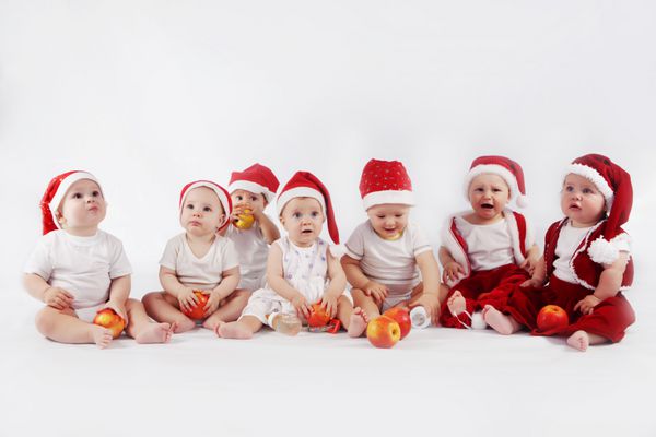 گروهی از نوزادان شیرین با کلاه کریسمس