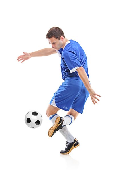 بازیکن فوتبال با توپ جدا شده در پس زمینه سفید