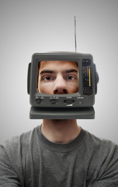 یک صفحه تلویزیون مینیاتوری روی سر یک شخص این نشان می دهد که چه چیزی در ذهن اوست و شاید شستشوی مغزی