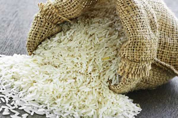 دانه های برنج سفید دانه بلند خام در کیسه کرباسی