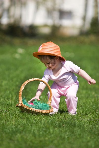 دختر بچه با تخم مرغ عید پاک