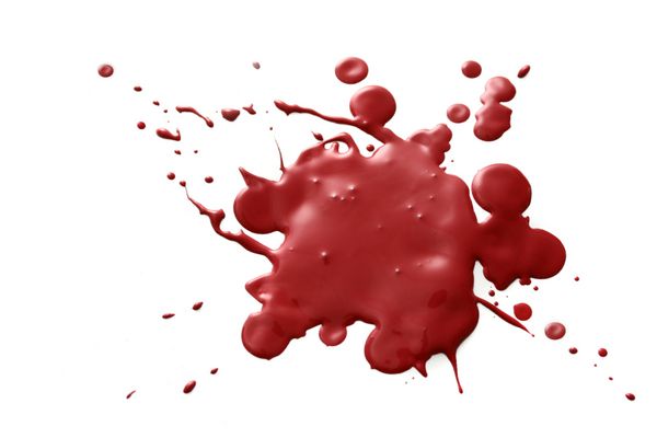پاشش خون قرمز تیره جدا شده در پس زمینه سفید
