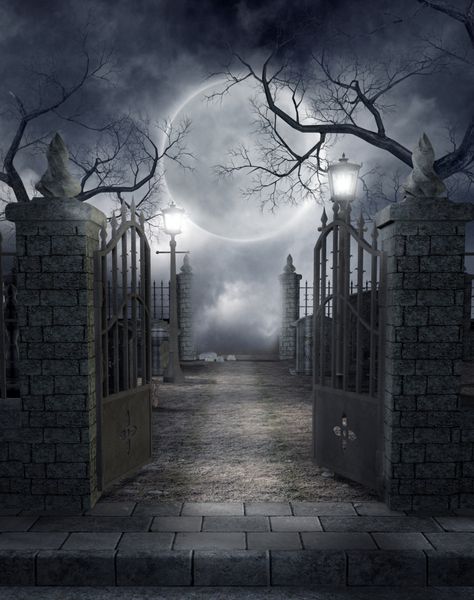 دروازه گوتیک گوتیک با فانوس و درختان مرده
