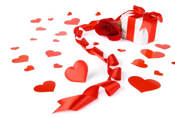 جعبه هدیه و گل رز در زمینه سفید کارت روز ولنتاین