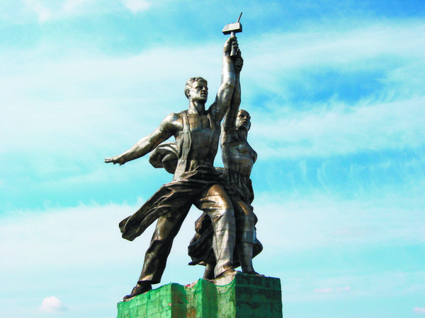 مسکو 13 ژوئیه بنای یادبود مشهور کارگر و کشاورز جمعی شوروی در 13 ژوئیه 2003 در مسکو روسیه