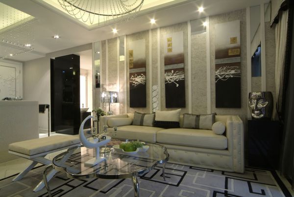 یک اتاق نشیمن مدرن با مبل راحتی