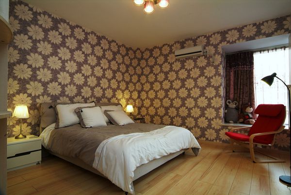 یک اتاق خواب مدرن اروپایی با تخت دو نفره