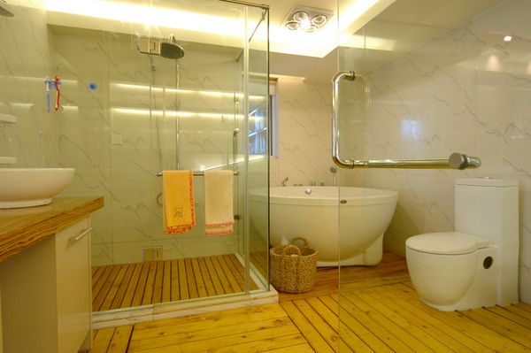 یک اتاق لباسشویی مدرن غربی با حمام