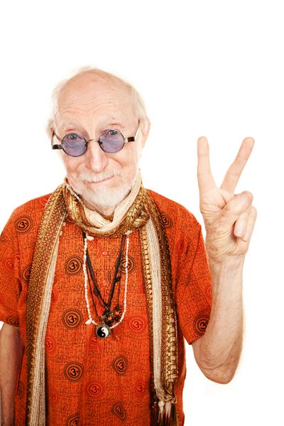 مرد سالخورده عصر جدید با پیراهن نارنجی در حال ساختن علامت صلح