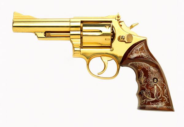 اسلحه هفت تیر طلایی