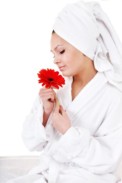 زن جوان زیبا با گل قرمز در آبگرم جدا شده
