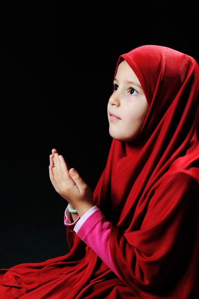 دختر در حال نماز