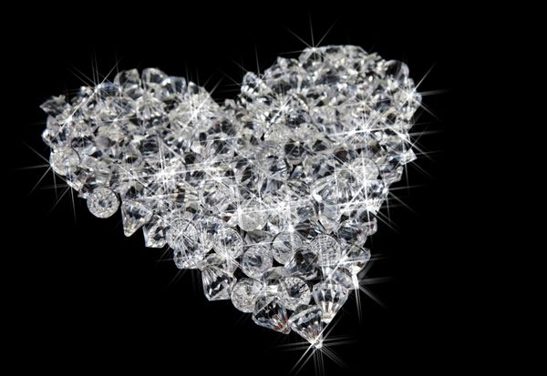 قلب عشق بزرگ ساخته شده از الماس در زمینه سیاه